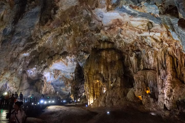 Động Phong Nha Kẻ Bàng: Phong Nha Kẻ Bàng có những dãy núi đá vôi cổ nhất châu Á với hệ thống hang động đồ sộ. Trong đó nổi tiếng nhất là động Phong Nha, động Tối và động Thiên Đường.
