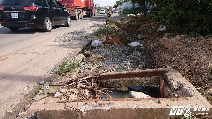 Theo chị Nguyễn Thu Huyền (32 tuổi) sống tại khu vực này, đoạn đường trên được người dân ví là “đường tử thần” bởi thường xuyên xảy ra tai nạn.