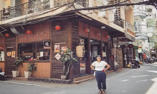 Bạn có biết có một "Little Tokyo" - khu phố Nhật giữa lòng Sài Gòn? Điểm khác biệt ở đây so với khu phố Tây chính là sự yên tĩnh, các nhà hàng, quán xá ẩn trong con hẻm nhỏ. 