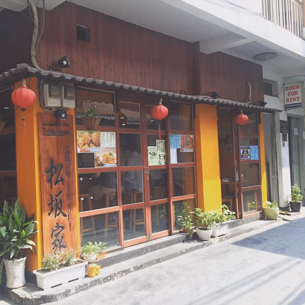 Ngoài là cơ sở kinh doanh, khu phố còn là nơi sinh sống của khoảng 300 hộ dân người Nhật nên vẫn lưu giữ được nhiều nét văn hóa đặc trưng, nhất là sự văn minh, sạch sẽ, không ồn ào.