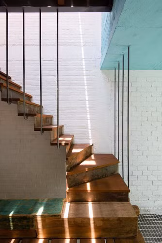 Một cầu thang gỗ mộc mạc vẫn giữ được sự cổ kính vốn có của ngôi nhà này. 
