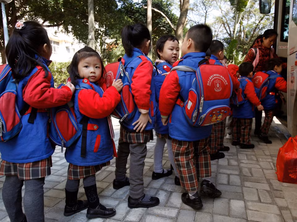 Học sinh ở Thâm Quyến, Trung Quốc, xếp hàng chờ xe buýt sau giờ tan học để về nhà.