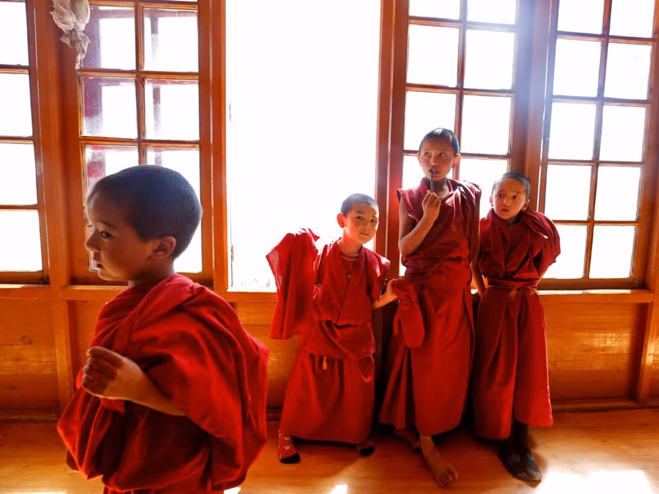 Các chú tiểu vui chơi tại trường học nằm bên trong tu viện Thiksey, ở Ladakh, Ấn Độ.