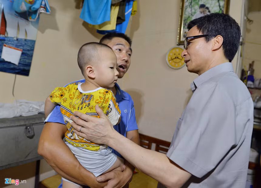 "Tôi rất xúc động khi người dân nắm được tình hình dịch đang diễn ra thế nào, có những kiến thức cơ bản về bệnh", ông Vũ Đức Đam chia sẻ sau khi vào thăm từng hộ dân. 