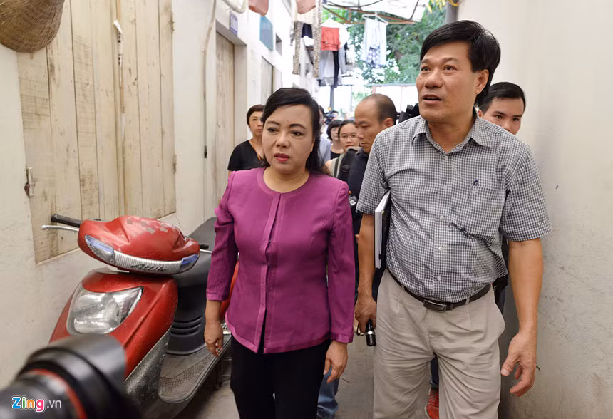 Cùng đi với Phó thủ tướng có Bộ trưởng Bộ Y tế Nguyễn Thị Kim Tiến. Bà Tiến nhấn mạnh biện pháp phòng bệnh quan trọng nhất là diệt bọ gậy, lật úp các dụng cụ chứa nước, tuyên truyền cách chống dịch cho từng người dân. 