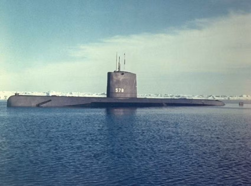 Ngày 10/8/1964, tàu ngầm hạt nhân USS Seadragon (SSN-584) được triển khai tới phía Tây Biển Đông, nó nằm trong kế hoạch phản ứng cho cái gọi là "sự kiện Vịnh Bắc Bộ" mà Mỹ bịa đặt ra, vu cáo Việt Nam tấn công vô cớ tàu chiến Mỹ ở vùng biển quốc tế, rồi lấy cớ không kích miền Bắc Việt Nam. Tuy nhiên, cũng như hai chiếc tàu trên, con tàu này cũng không có hoạt động chiến đấu nào.