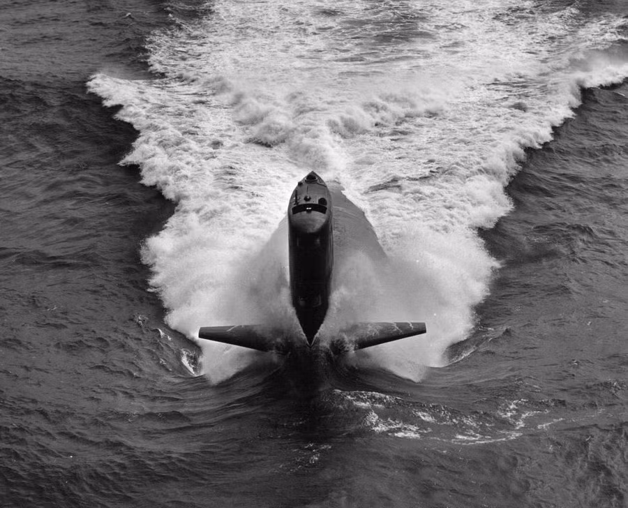 USS Scamp (SSN-588) thuộc lớp tàu ngầm hạt nhân tấn công Skipjack được sản xuất cho Hải quân Mỹ từ năm 1956-1961 với số lượng 6 chiếc. Con tàu có lượng giãn nước khi nổi 3.075 tấn, khi lặn là 3.513m, dài 77m, mớn nước 9,65m, thủy thủ đoàn 93 người.
