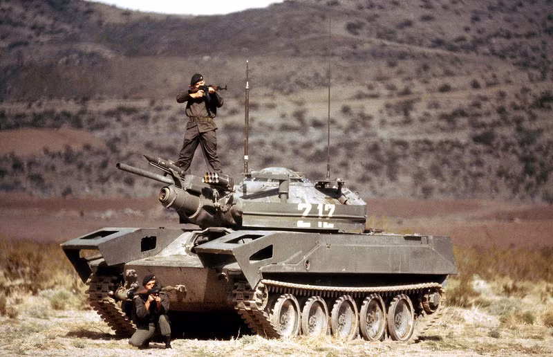 Phiên bản lỗi của xe chiến đấu bộ binh BMP-1 Liên Xô – M551 Sheridan hóa trang.