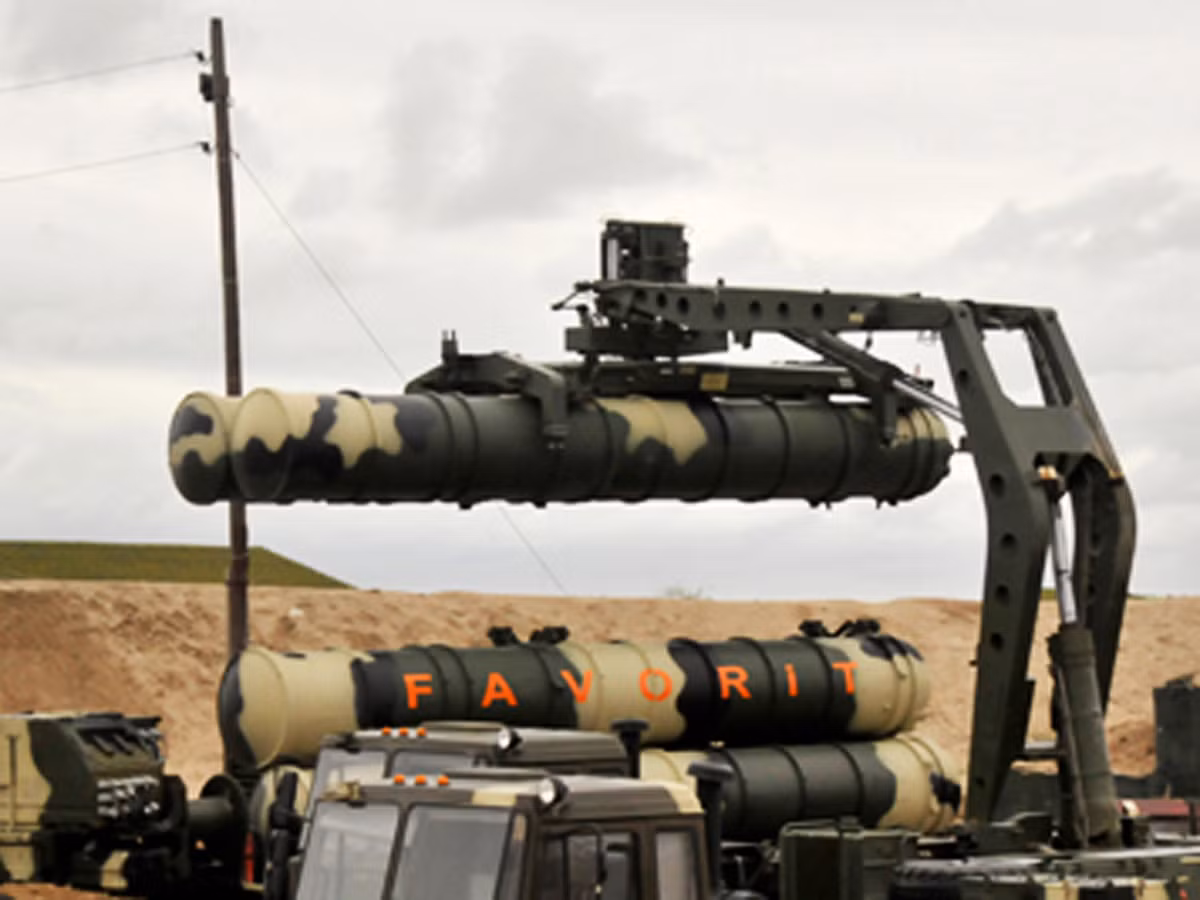 S-300PU2 có khả năng bắn hạ các mục tiêu khí động ở cự ly 3-200km, độ cao 10m tới 27km; mục tiêu đạn đạo là 5-40km ở độ cao 2-25km. Các hệ thống kiểm soát của S-300PMU2 có thể tiêu diệt đồng thời 36 mục tiêu với khả năng dẫn đường cho 72 tên lửa cùng lúc (tỉ lệ 2 đạn/mục tiêu).