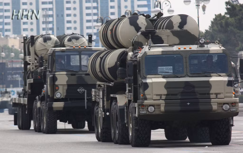 Theo thống kê quốc tế, Quân đội Azerbaijan đã mua hai tổ hợp tên lửa phòng không tầm xa S-300PMU2 Favorit do Nga sản xuất với tổng giá trị hợp đồng ước tính 300 triệu USD. Ảnh: Bệ phóng tự hành tổ hợp S-300PMU2 của Azerbaijan.
