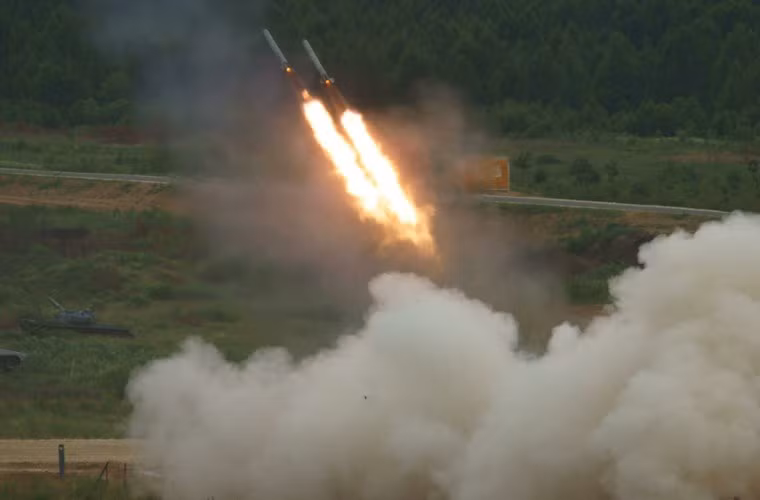 Pháo phản lực TOS-1A trang bị hai loại đạn rocket cỡ 220mm MO.1.01.04 và MO.1.01.04M với chiều dài lần lượt là 3,3 và 3,7m, nặng 173kg và 217kg và đạt tầm bắn từ 400-6.000m.