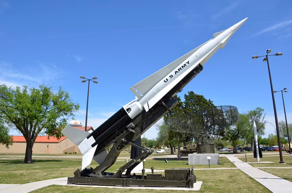 Mặc dù thực tế là các hệ thống phòng không Nike-Hercules ở Thổ Nhĩ Kỳ đã cũ và lạc hậu, nhưng chúng vẫn được sử dụng. Từ năm 2009, các hệ thống Nike-Hercules chỉ bố trí trên bờ biển Aegean và một số khu vực ở hướng Bắc, để đề phòng các động thái từ phía Hy Lạp. Mặc dù Thổ và Hy Lạp là thành viên đầy đủ của NATO, nhưng hai nước có những mâu thuẫn nghiêm trọng trong quá khứ, đã nhiều lần dẫn đến các cuộc đụng độ vũ trang.