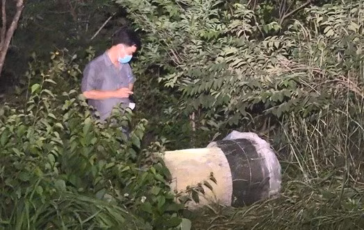 Chiều 15/5, khi ông chủ mới của căn nhà đến thuê người dọn dẹp thì phát hiện trong nhà có 1 bồn nhựa, bên trong đã được đổ đầy bêtông và 1 phuy nhựa bọc kín nilon bên ngoài. Quá trình đập phá bêtông để di dời bồn nhựa thì phát hiện xác người bên trong bê tông và trình báo Công an.
