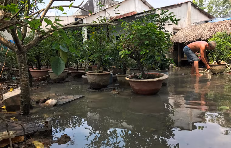 Mọi người chỉ kịp hô hoán rồi nhanh chóng dìu người già, trẻ nhỏ chạy lánh nạn trong đêm. Một số hộ khác cũng chỉ kịp di dời tài sản trong khi nước nhanh chóng tràn vào cao hơn 1m khắp vườn tược, ao cá do người dân nuôi, trồng.