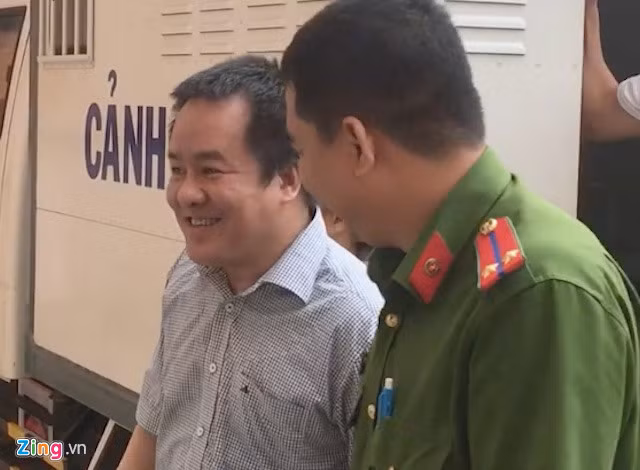 Tòng Thiên Mã cười tươi khi bước vào phòng xử. Nguồn ảnh: Zing