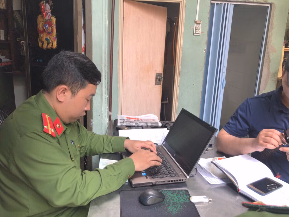 Chiến sĩ công an đang kiểm tra máy tính của một đối tượng tham gia đường dây đánh bạc online. Nguồn ảnh: congan