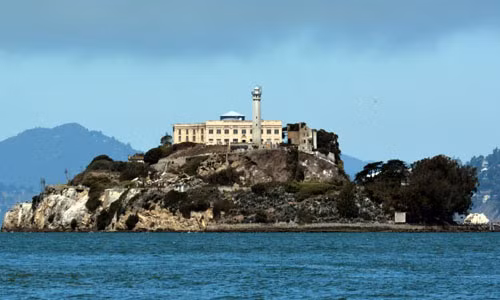 Đảo Alcatraz nằm giữa vịnh San Francisco trên bờ biển Thái Bình Dương là nơi tồn tại một nhà tù liên bang nổi tiếng thế giới chuyên giam giữ những tên tội phạm nguy hiểm hay thuộc các băng đảng mafia.