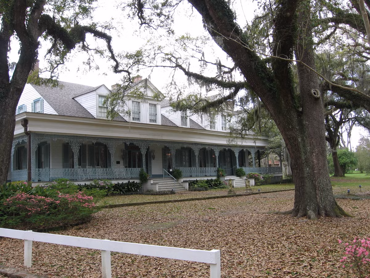 Hồn ma nổi tiếng nhất ở ngôi nhà Myrtles Plantation là Chloe - nô lệ làm việc trong điền trang. Nô lệ này đã đầu độc bà chủ và sau đó bị những nô lệ khác giết chết để trả giá cho tội ác khủng khiếp đã gây ra.