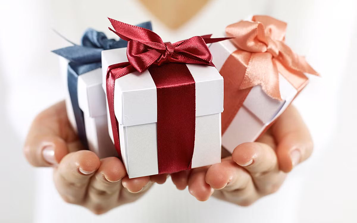 Tại Trung Quốc, chủ nhà thường từ chối nhận quà của khách 3 lần trước khi nhận số quà đó. Phong tục từ chối nhận quà đó được đánh giá là một cử chỉ lịch sự.