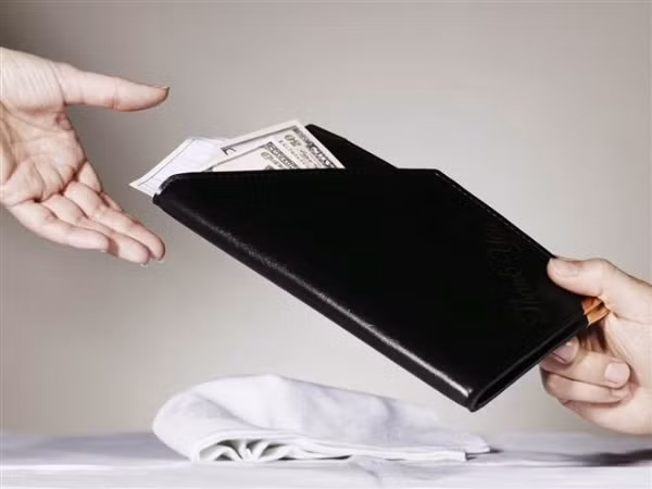 Tại nhiều thành phố trên thế giới, việc khách hàng cho nhân viên phục vụ tiền típ tại các nhà hàng khá phổ biến. Tuy nhiên, hầu hết nhà hàng ở Trung Quốc không có văn hóa sử dụng tiền tip, thậm chí việc này có thể khiến các nhân viên phục vụ không thấy hài lòng.