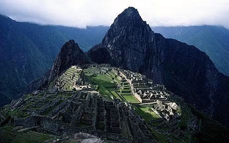 Nhiều đền thờ được người Inca xây dựng ở những nơi linh thiêng gọi là "huacas". Những nơi này được cho là có chức sức mạnh của thần linh. Người Inca thường tiến hành các nghi lễ hiến tế tại "huacas" thiêng liêng.