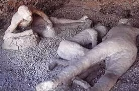 Đến năm 1748, các chuyên gia khai quật thành phố cổ bị biến mất Pompeii và tìm thấy những kiến trúc và hiện vật được bảo quản tốt đến như vậy sau hơn 1.500 năm bị vùi lấp. Trong số đó có lượng lớn xác ướp hóa đá trong các tư thế khác nhau của hơn 2.000 nạn nhân chết trong thảm họa núi lửa Vesuvius.