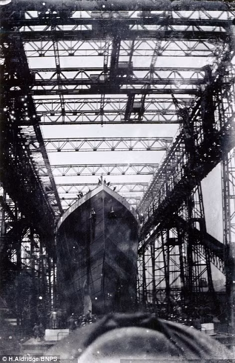 Một doanh nhân ở Belfast đã chụp những bức ảnh quý hiếm về tàu Titanic này vào lúc 12h15 ngày 31/5/1911. Vị doanh nhân này đã được vào bên trong nhà máy đóng tàu Harland and Wolff và chụp được những bức ảnh giá trị này.