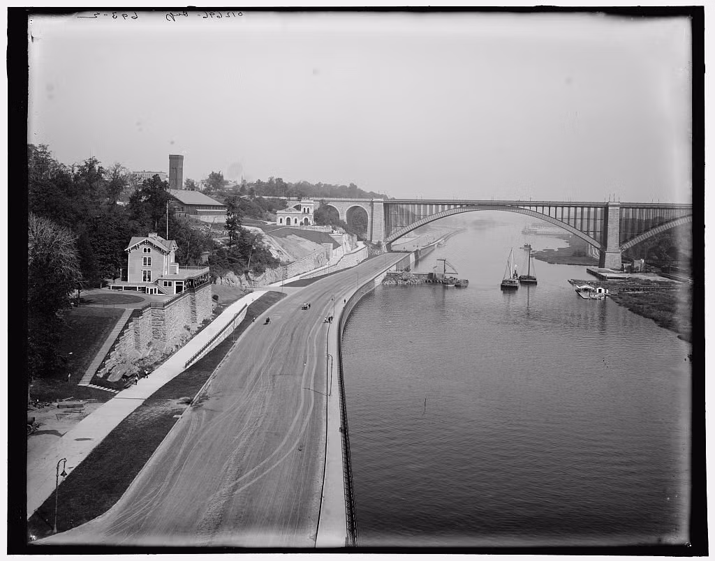 Cầu Washington bắc qua sông Harlem nối liền quận Manhattan và quận Bronx ở New York.