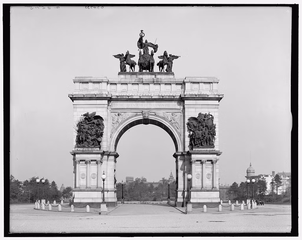 Khu vực Grand Army Plaza rộng rãi và sạch sẽ.