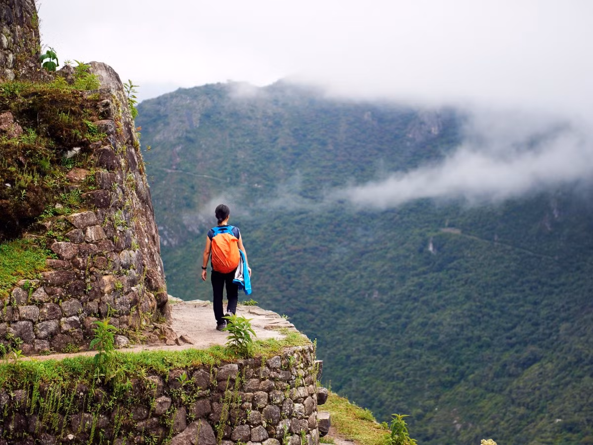 Khi thực hiện chuyến du lịch khám phá thành phố bị lãng quên Machu Picchu, du khách nên chuẩn bị tâm lý leo núi trong 2 - 7 ngày, bị say độ cao và trải qua những đêm lạnh giá. Đổi lại, du khách có cơ hội chiêm ngưỡng phong cảnh tuyệt đẹp.