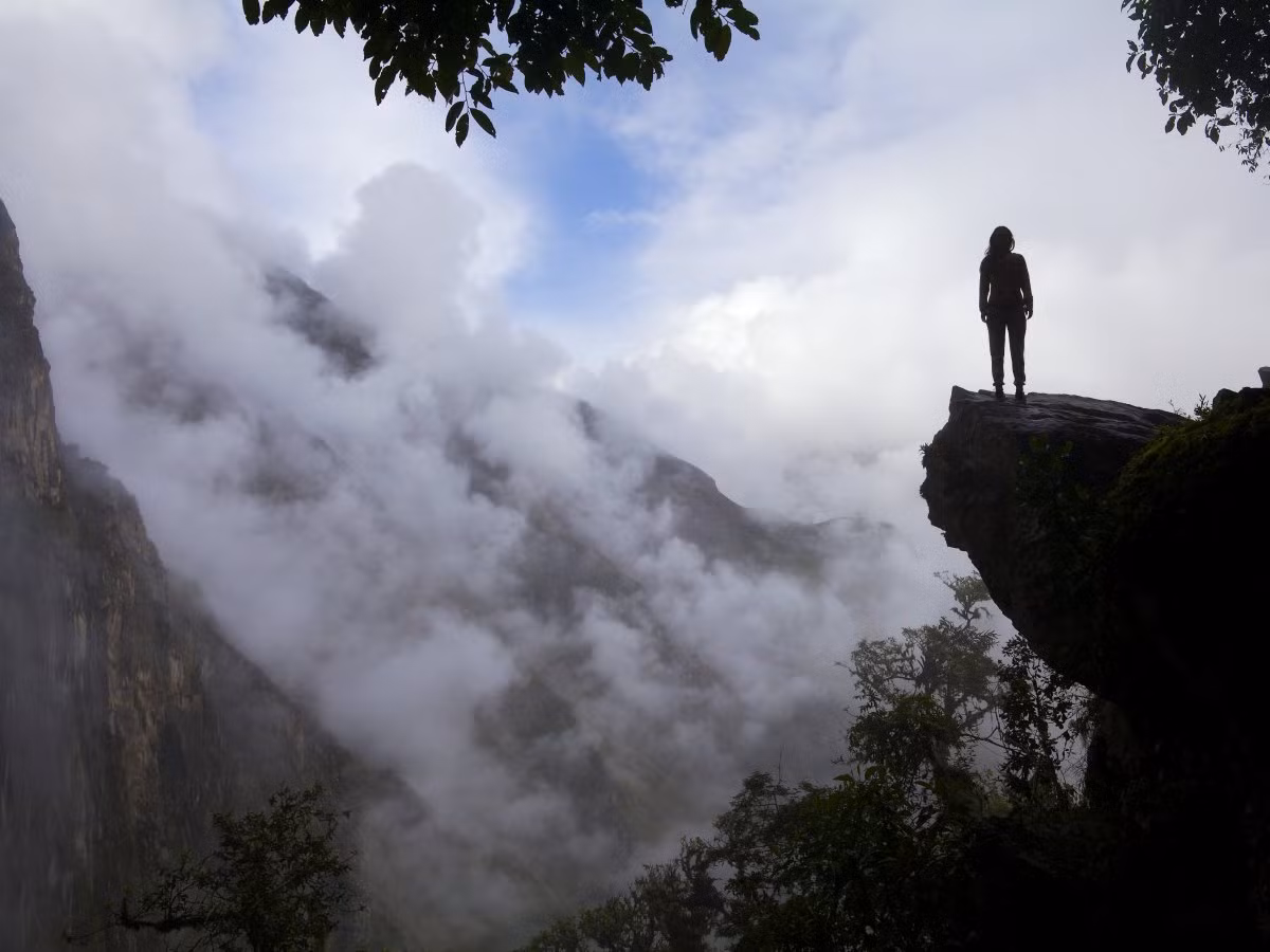 Cảnh quan hùng vĩ, ngoạn mục ở dãy Andes chìm trong sương khói, mây mù.