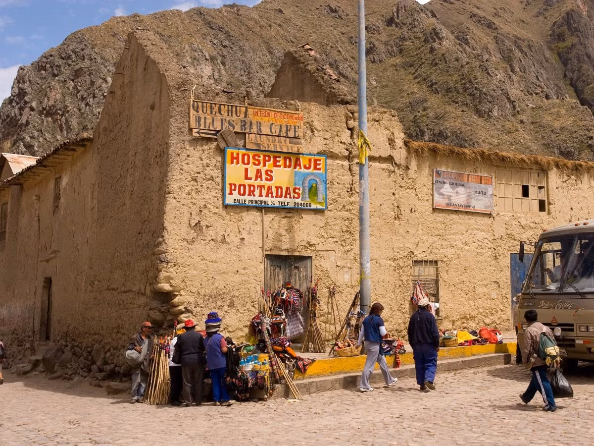 Du khách được khuyên nên ở lại thị trấn trong vài ngày, bắt đầu ở Cusco và Ollantaytambo trước khi leo núi để làm quen dần với độ cao.