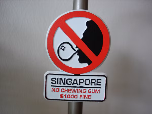 Singapore cấm nhai kẹo cao su ngoài đường. Người nào vi phạm có thể bị phạt tiền lên đến 1.000 USD. Lệnh cấm kỳ lạ này có hiệu lực từ năm 1992.