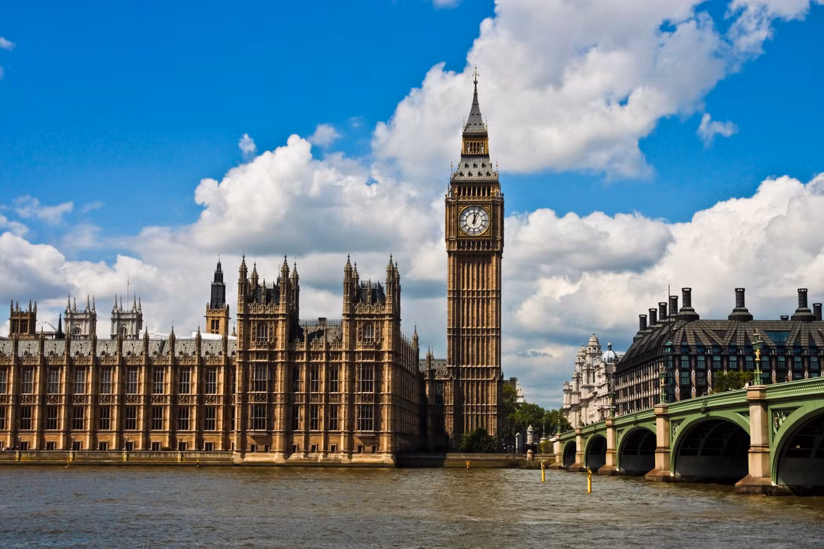 Ít ai biết được rằng Tháp đồng hồ Big Ben bị nghiêng về hướng Tây Bắc theo một góc 0,26 độ. Theo một số chuyên gia, khoảng 10.000 năm nữa tháp đồng hồ Big Ben mới có độ nghiêng như tháp nghiêng Pisa của Italy.