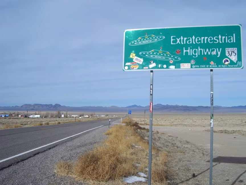 Đường UFO ở San Clemente, Chile là một trong những điểm đến tuyệt vời của những người “săn” UFO. Kể từ những năm 1990 đến nay, các dấu hiệu về UFO xuất hiện ngày càng dày đặc và nơi đây được cho là điểm hạ cánh thường xuyên của UFO.