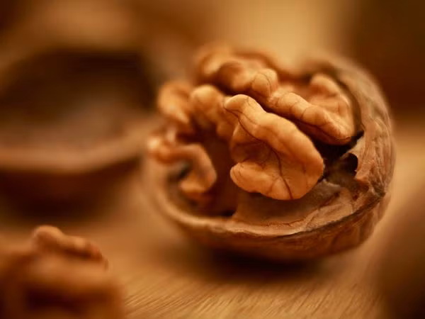 Hạt óc chó rất giàu Omega-3, loại dưỡng chất giúp bạn tăng cường trí nhớ. Ngoài ra nó còn giúp giảm viêm, thư giãn và giãn nở mạch máu- điều này là cực kì có lợi cho bệnh nhân tim mạch. Chúng cũng giúp làm giảm cholesterol trong máu và làm giảm nguy cơ cục máu đông.