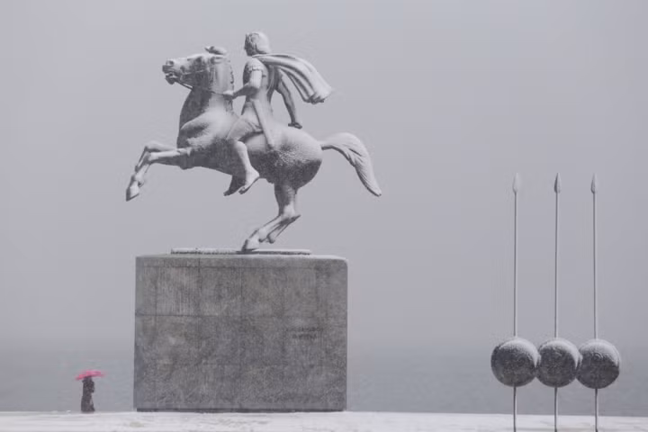 Tượng Alexander đại đế mờ ảo giữa khung cảnh tuyết rơi trắng xóa bên bờ biển ở thành phố Thessaloniki, Hy Lạp ngày 4/1/2019.