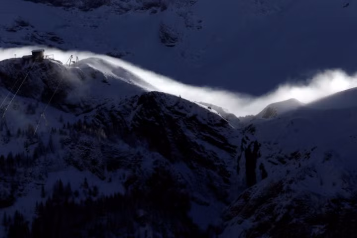 Gió thổi bay tuyết trắng trên đỉnh Engstligenalp, gần Adelboden, Thụy Sỹ.