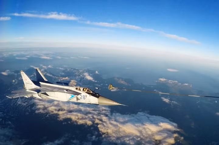 Mig-31DZ, một biến thể được công bố vào năm 1989, là chiếc MiG-31 đầu tiên có thể tiếp nhiên liệu trên không trung. Bán kính chiến đấu của MiG-31 là 720 km với tốc độ Mach 2.35, bán kính tuần tiễu là 3.300 km (Ảnh Bộ Quốc phòng Nga)