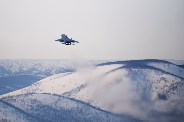 Hai động cơ tuabin Tumanski R-15BD-300, có thể đưa MiG-31 lên 10.000m trong 8 phút. MiG-31 cũng có thể đạt tới độ cao 19.800 m trong gần 9 phút và thậm chí đạt độ cao 20.500 m. Tầng thứ hai của khí quyển, tầng bình lưu, bắt đầu từ 18.000 m (Ảnh Bộ Quốc phòng Nga)