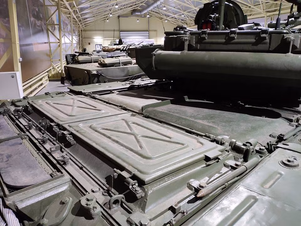 Với giá thành chỉ bằng một nửa nhưng T-90 cho thấy nó mạnh hơn cả về công lẫn thủ so với xe tăng NATO, khẩu pháo nòng trơn 125 mm với hệ thống nạp đạn tự động cung cấp năng lực tác chiến vượt trội, vỏ giáp cực kỳ vững chắc của T-90 đã giúp nó sống sót trước các vũ khí đã bắn hạ không ít M1 Abrams của Mỹ. Nguồn ảnh: Vitaly Kuzmin.