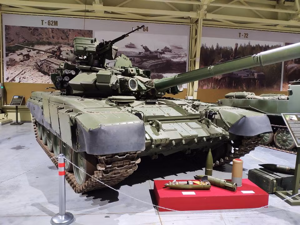 Trong phân tích này Mark Episkopos cũng nhắc đến thông tin Việt Nam đã nhận được lô xe tăng T-90S đầu tiên bao gồm hơn 30 chiếc trong số 64 chiếc đặt mua từ Nga. Trước đó Quân đội Iraq cũng đã nhận các chiến xa này từ Nga để thay thế cho những chiếc M1A1 Abrams của Mỹ với màn thể hiện kém cỏi trên chiến trường. Nguồn ảnh: Vitaly Kuzmin.