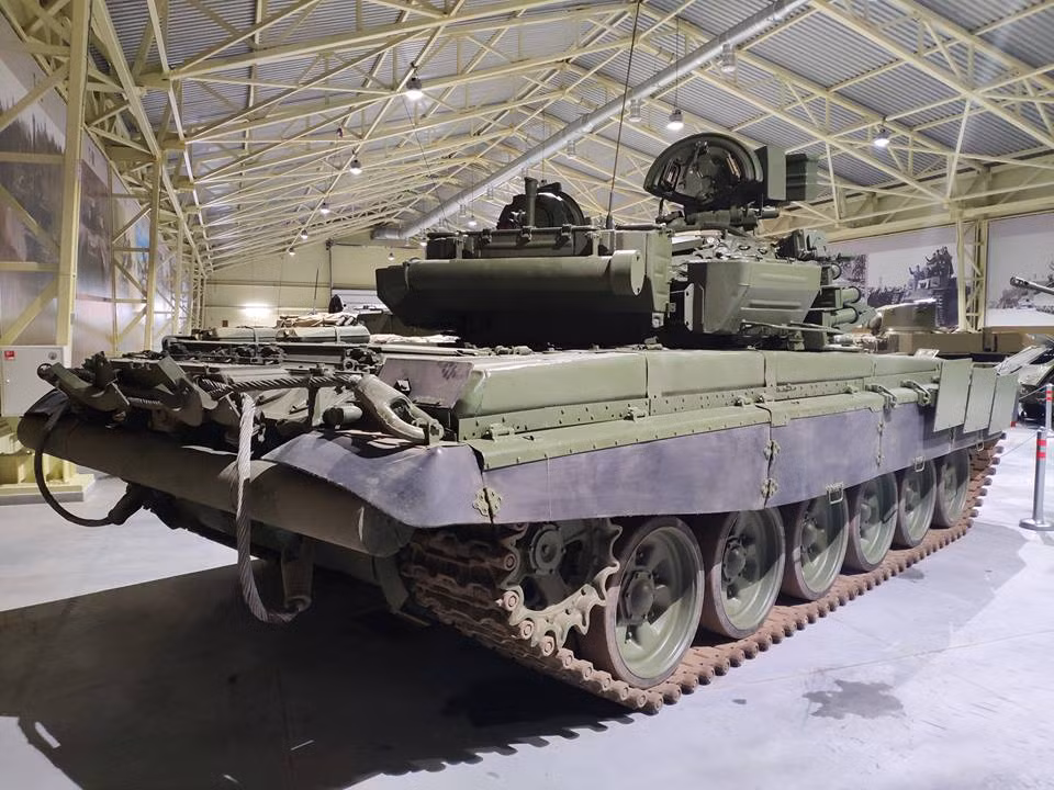 National Interest cũng nhận định, T-90 là xe tăng chiến đấu chủ lực phù hợp nhất cho mọi cuộc chiến tranh. Trong khi các chiến xa hiện đại của phương Tây được thiết kế cho tác chiến cường độ thấp và chiến tranh đô thị. Mặc dù không có loại vũ khí nào có thể tồn tại mãi mãi, thế nhưng T-90 và con cháu của nó vẫn phát triển một cách đáng ngạc nhiên. Nguồn ảnh: Vitaly Kuzmin.