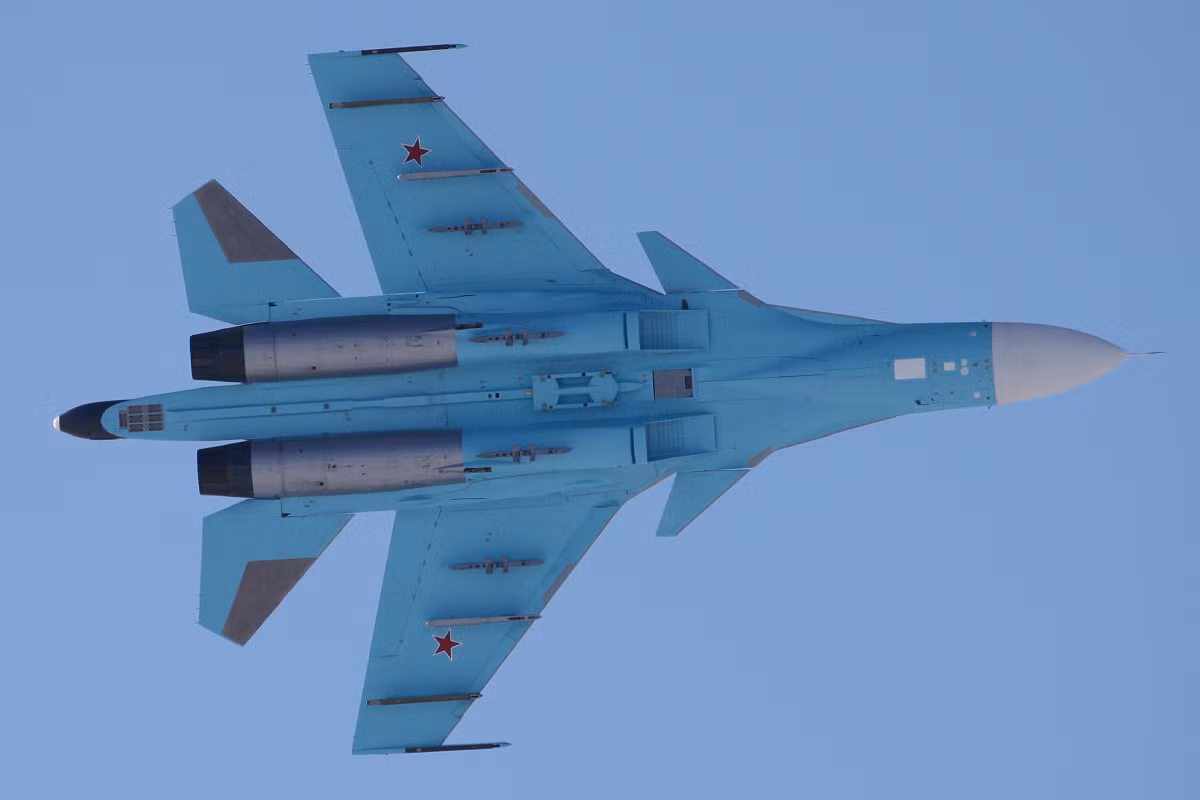 Sukhoi Su-34 (NATO định danh Fullback) là loại tiêm kích - bom và tấn công tiên tiến hai chỗ ngồi của Không quân Nga, được phát triển để thay thế cho những chiếc tiêm kích - bom Su-24 Fencer do Liên Xô chế tạo trước đây. Nguồn ảnh: ausairpower.net