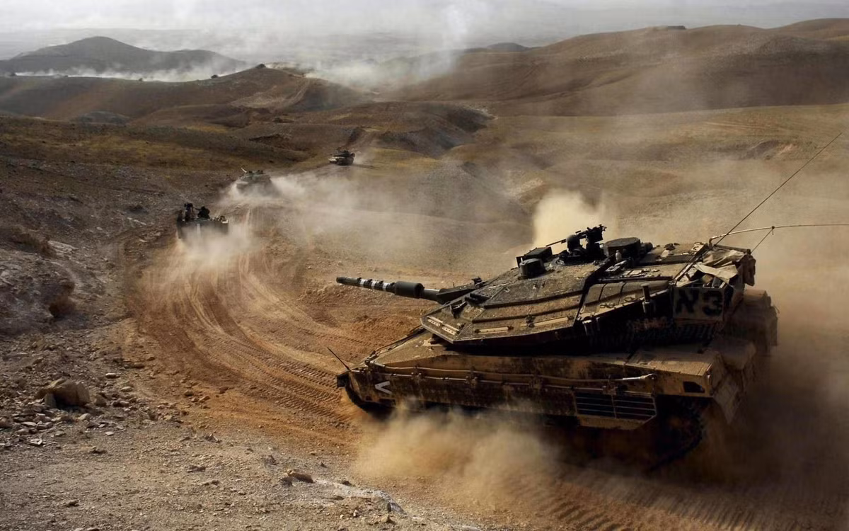 Xe tang Israel troi doc gan 1km vi kip lai ngu ben trong