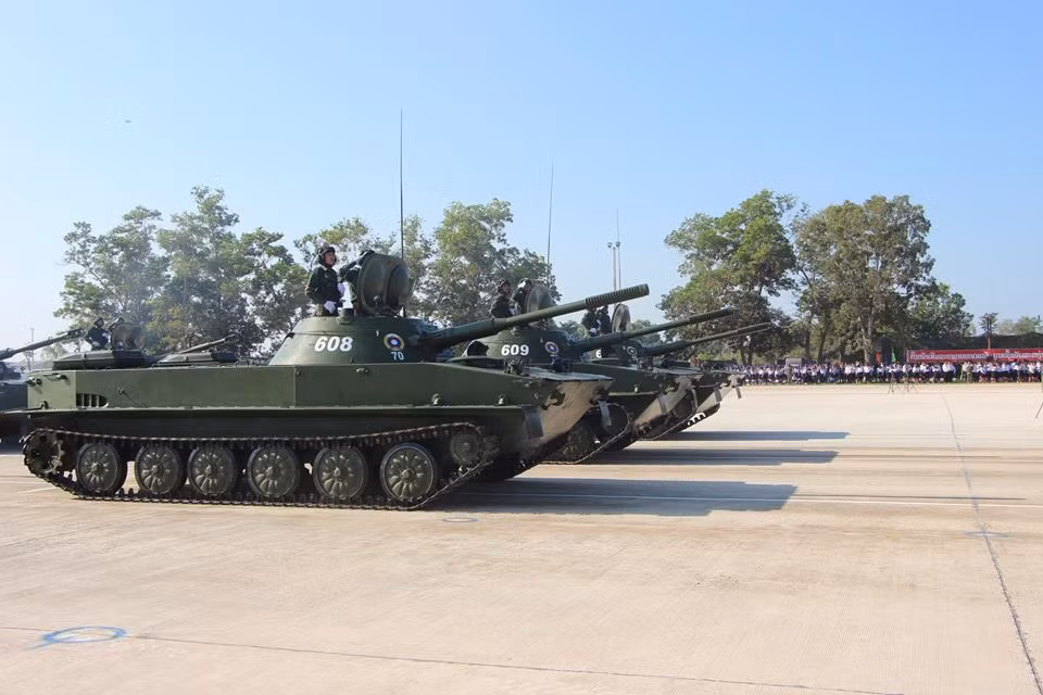 Xe tăng lội nước PT-76 của Lục quân Lào, được vũ trang với pháo chính 76mm có tầm hoạt động lên đến 400km. Nguồn ảnh: Lao National Radio.