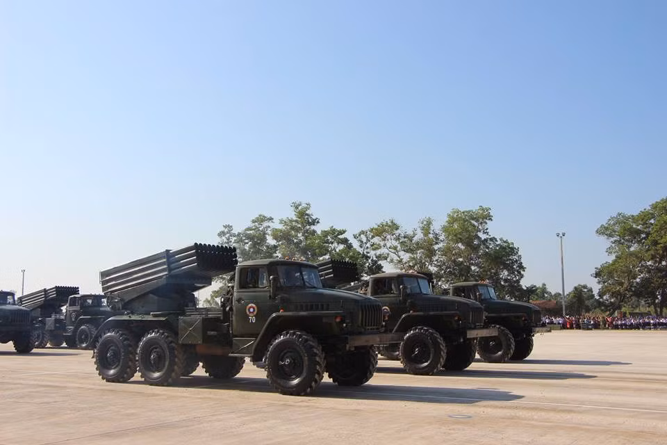 Tổ hợp pháo phản lực phóng loạt BM-21 Grad của Lục quân Lào, BM-21 được trang bị đạn rocket 122mm với cụm phóng 40 nòng và có tầm lên đến 20km. Nguồn ảnh: Lao National Radio.