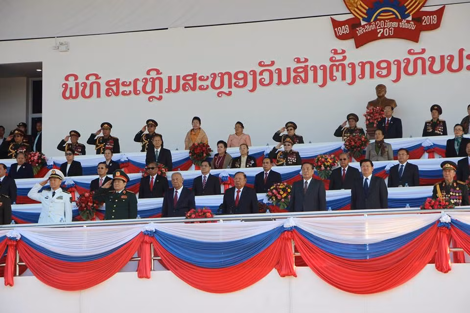 Đích thân Tổng bí thư, Chủ tịch nước Lào Bounnhang Vorachith đã đến dự và chủ trì lễ duyệt binh kỷ niệm 70 năm thành lập Quân đội nhân dân Lào tại Phonhong, bên cạnh đó còn có đại diện lãnh đạo các Bộ, Ban, ngành thuộc Đảng và nhà nước Lào. Nguồn ảnh: Lao National Radio.