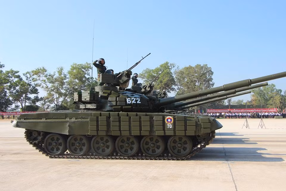 Xe tăng chiến đấu chủ lực T-72B “đại bàng trắng” mới được Nga chuyển giao cho Lục quân Lào vào cuối năm 2018, nhưng vẫn kịp xuất hiện trong lễ duyệt binh lần này. Nguồn ảnh: Lao National Radio.