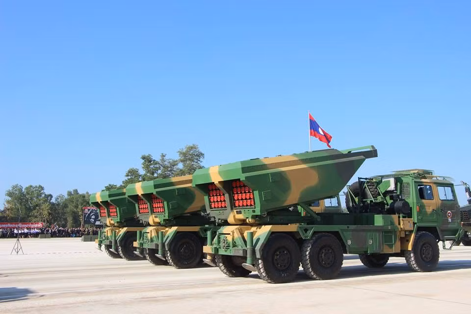Hệ thống pháo phản lực phóng loạt SR-5 do Trung Quốc chế tạo trong biên chế pháo binh Lào. SR-5 cũng sử dụng đạn rocket 122mm có có thiết kế cụm phóng theo dạng modul có thể bắn được nhiều loại đạn khác nhau. Nguồn ảnh: Lao National Radio.